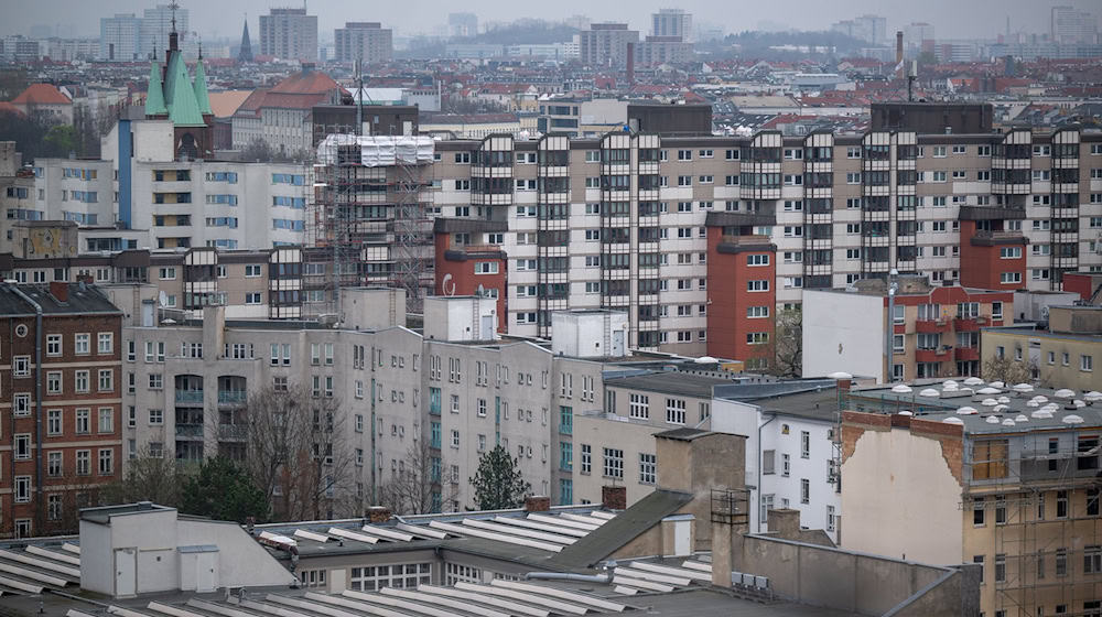 Bei den meisten landeseigenen Wohnungsgesellschaften steigen die Mieten. (Archivbild)  / Foto: Monika Skolimowska/dpa