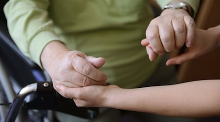 Mehr als die Hälfte der Pflegebedürftigen wird ausschließlich durch Angehörige versorgt, also ohne Hilfe durch ambulante Pflegedienste. (Symbolbild)  / Foto: Jens Kalaene/dpa-Zentralbild/dpa