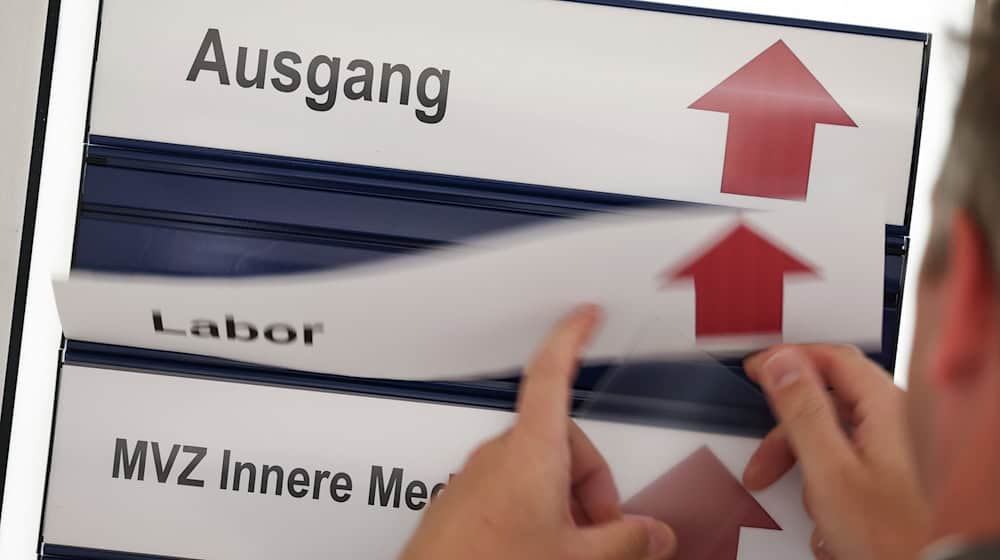 Brandenburgs Gesundheitsministerin Britta Müller (parteilos) schlägt vor, mit einem Teil der Mittel aus dem Sondervermögen Infrastruktur medizinische Versorgungszentren aufzubauen. (Archivbild)  / Foto: Friso Gentsch/dpa