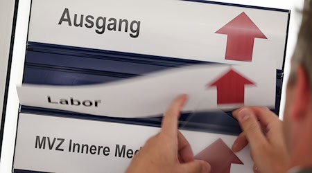 Brandenburgs Gesundheitsministerin Britta Müller (parteilos) schlägt vor, mit einem Teil der Mittel aus dem Sondervermögen Infrastruktur medizinische Versorgungszentren aufzubauen. (Archivbild)  / Foto: Friso Gentsch/dpa