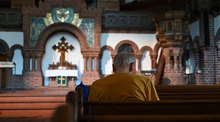 Die Kirche ist offen für alle Menschen, die unter der Hitze leiden.  / Foto: Katharina Kausche/dpa