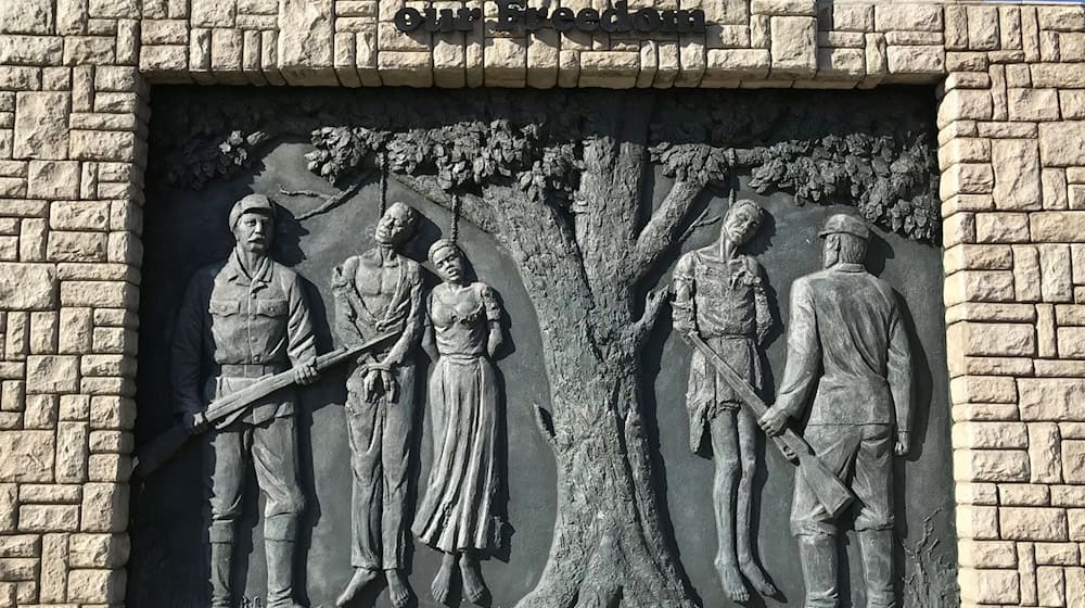 In der namibischen Hauptstadt Windhoek erinnert ein Denkmal an deutsche Kolonialverbrechen - die SPD fordert ein Mahnmal auch für Berlin. (Archivfoto)  / Foto: Jürgen Bätz/dpa