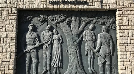 In der namibischen Hauptstadt Windhoek erinnert ein Denkmal an deutsche Kolonialverbrechen - die SPD fordert ein Mahnmal auch für Berlin. (Archivfoto)  / Foto: Jürgen Bätz/dpa