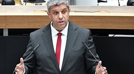 Der Berliner SPD-Fraktionsvorsitzende Raed Saleh verteidigt den Plan des Senats, hohe neue Schulden aufzunehmen. / Foto: Jens Kalaene/dpa