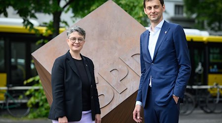 Die Berliner SPD-Landeschefs Nicola Böcker-Giannini und Martin Hikel wollen sich sich bei der Frage der Spitzenkandidatur nicht treiben lassen. (Archivbild) / Foto: Bernd von Jutrczenka/dpa