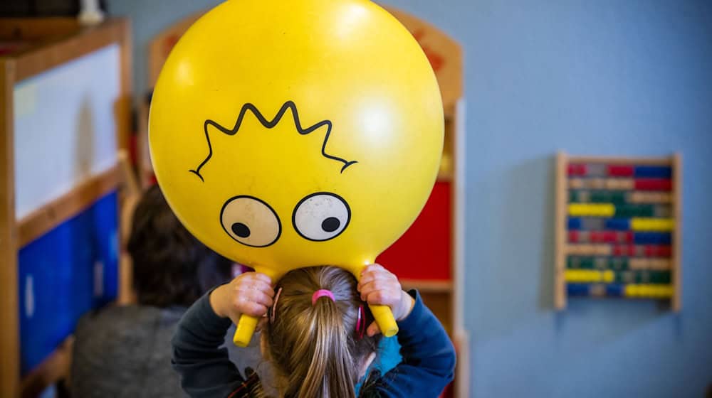 In der Kindertagespflege in Brandenburg arbeiten weniger Betreuerinnen und Betreuer als noch vor einigen Jahren. (Symbolbild) / Foto: Jens Büttner/dpa-Zentralbild/dpa