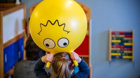 In der Kindertagespflege in Brandenburg arbeiten weniger Betreuerinnen und Betreuer als noch vor einigen Jahren. (Symbolbild) / Foto: Jens Büttner/dpa-Zentralbild/dpa