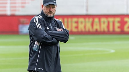 Union-Trainer Steffen Baumgart will sich nicht ablenken lassen.  / Foto: Andreas Gora/dpa
