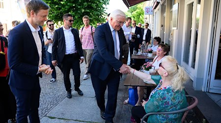 Frank-Walter Steinmeier kam auf seinem Stadtrundgang durch Neuruppin mit vielen Menschen ins Gespräch. / Foto: Bernd von Jutrczenka/dpa