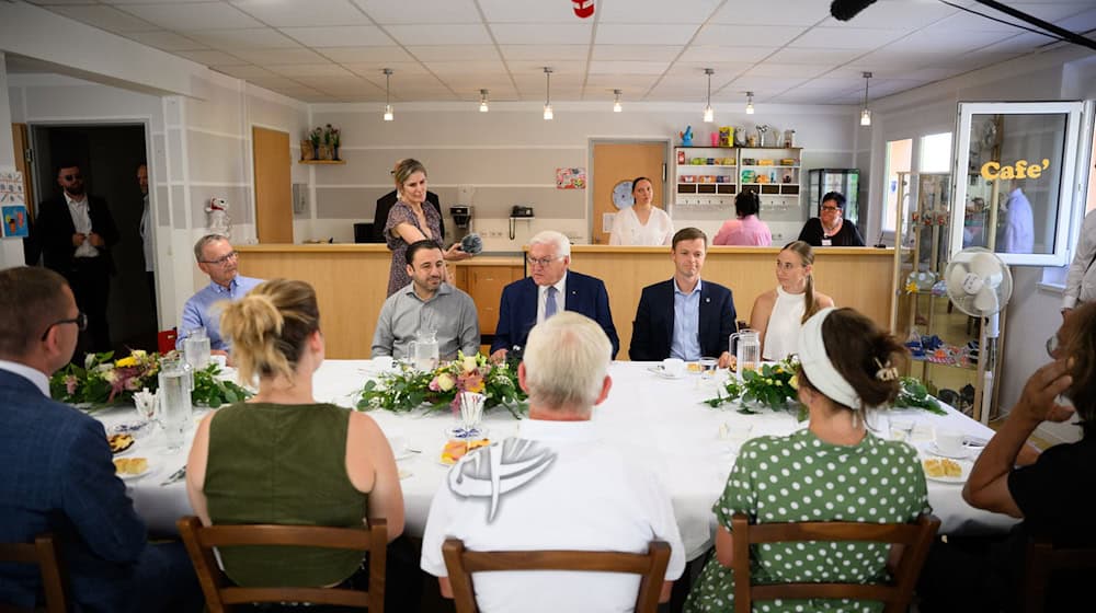 Steinmeier sprach am Mittwoch mit mehreren Menschen aus Neuruppin. / Foto: Bernd von Jutrczenka/dpa