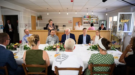 Steinmeier sprach am Mittwoch mit mehreren Menschen aus Neuruppin. / Foto: Bernd von Jutrczenka/dpa