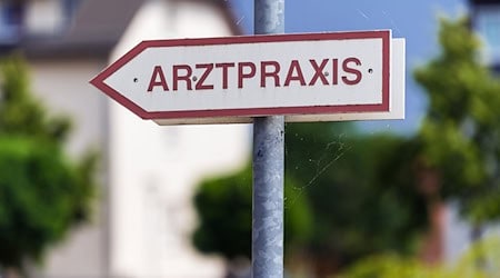 Wer Landärztin oder Landarzt werden will, kann sich auf ein Stipendium bewerben. (Symbolbild) / Foto: Soeren Stache/dpa-Zentralbild/dpa