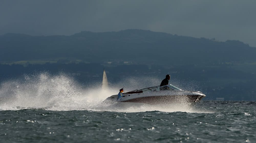 Schnelle Motorboote bringen zwar Spaß, können aber Pflanzen und Tieren in Seen enorm zusetzten. (Archivbild)  / Foto: Felix Kästle/dpa