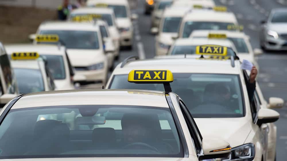 Das Taxi-Gewerbe plant erneut bundesweite Proteste, um auf die prekäre Lage der Branche aufmerksam zu machen. (Archivbild) / Foto: Swen Pförtner/dpa