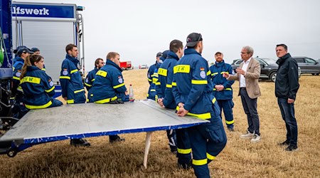 Neben Feuerwehren, sind auch das Technische Hilfswerk (THW) und andere Einsatzkräfte bei den Waldbränden in Thüringen und Sachsen vor Ort. / Foto: Jacob Schröter/dpa
