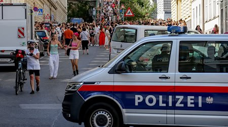 Ein Polizeiauto steht in der Nähe von versammelten «Swifties», nachdem im Sommer 2024 Konzerte abgesagt wurden aus Angst vor einem Terroranschlag. (Archivbild)  / Foto: Heinz-Peter Bader/AP/dpa