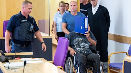Über seinen Verteidiger räumte der Beschuldigte (verdeckt) die Taten vollumfänglich ein. (Archivbild) / Foto: Soeren Stache/dpa