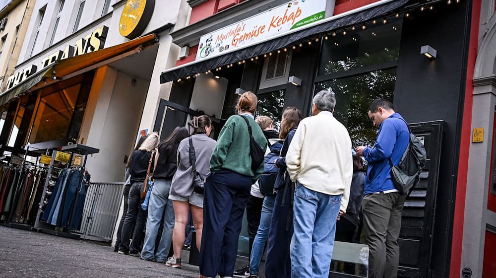 Berlins berühmtester Dönerimbiss «Mustafa's Gemüse Kebab» hat seine angestammte Bude verlassen. / Foto: Jens Kalaene/dpa