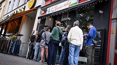 Berlins berühmtester Dönerimbiss «Mustafa's Gemüse Kebab» hat seine angestammte Bude verlassen. / Foto: Jens Kalaene/dpa