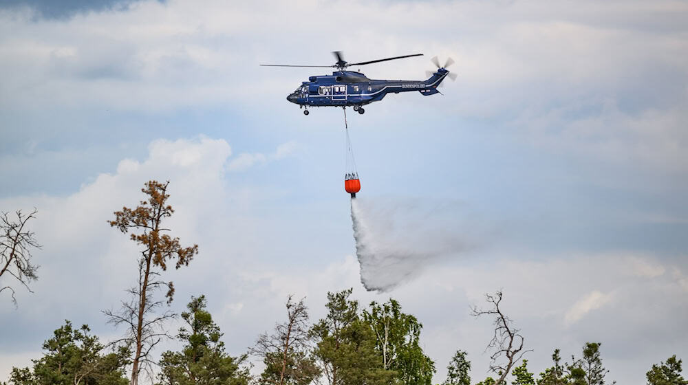 Der Flugdienst der Bundespolizei war in den vergangenen Tagen bei mehreren Waldbränden in Ostdeutschland im Einsatz. / Foto: Robert Michael/dpa