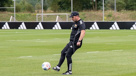 Union-Trainer Steffen Baumgart muss eine Testspielniederlage hinnehmen.  / Foto: Matthias Koch/dpa
