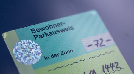 Kostet nur 10,20 Euro im Jahr: Ein Berliner Anwohner-Parkausweis. (Archivbild) / Foto: Monika Skolimowska/dpa