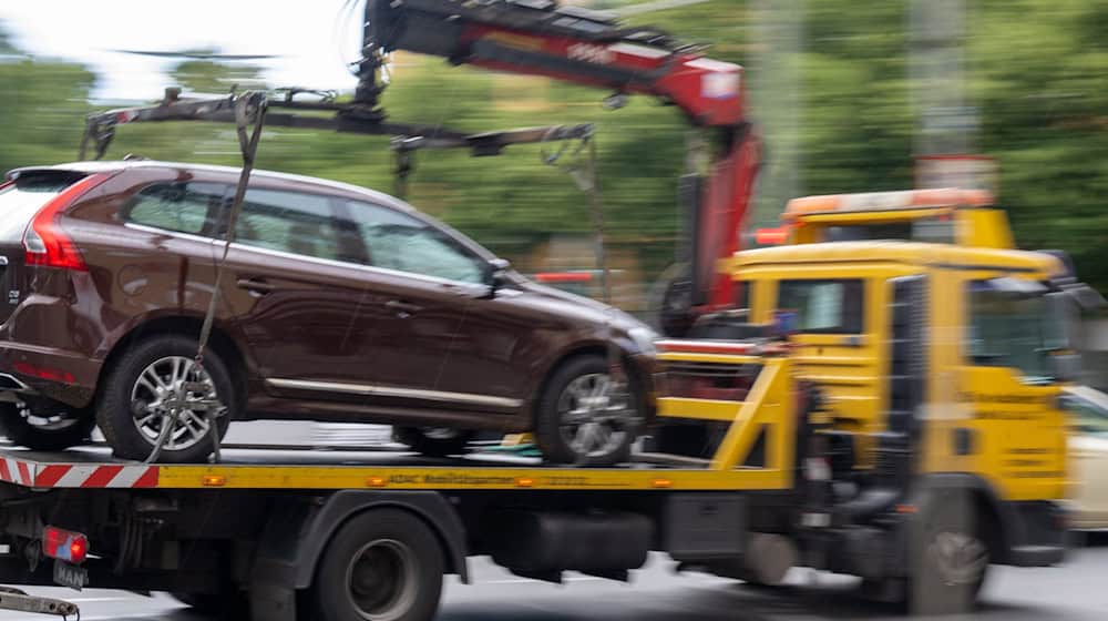 Nur ein Bruchteil falsch geparkter Autos wird in Berlin abgeschleppt. (Symbolbild)  / Foto: Monika Skolimowska/dpa