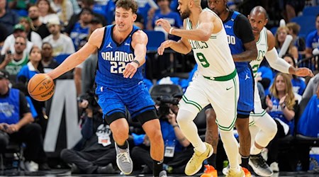 Franz Wagner (l) bestreitet mit den Orlando Magic ein NBA-Spiel in seiner Heimatstadt Berlin. / Foto: John Raoux/AP/dpa