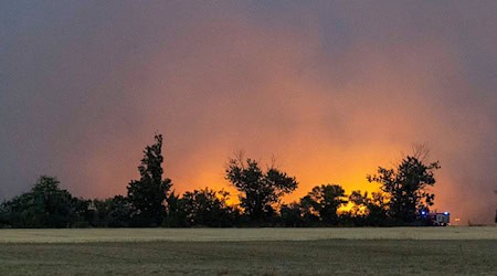 Der Brand in Gohrischheide weitet sich aus.  / Foto: Daniel Wagner/dpa
