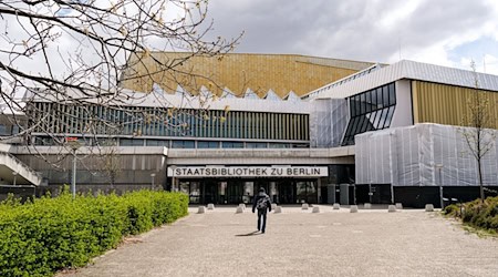 Der Eingang der Staatsbibliothek zu Berlin an der Potsdamer Straße. (Archivbild)  / Foto: Jens Kalaene/dpa-Zentralbild/ZB