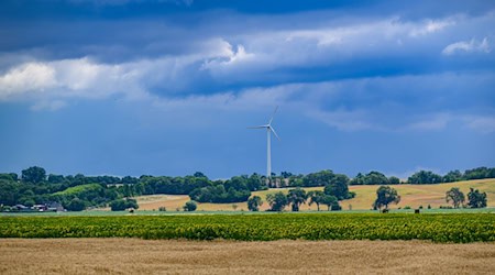 Dunkle Regenwolken werden gebietsweise am Wochenende erwartet. (Archivbild) / Foto: Patrick Pleul/dpa/ZB
