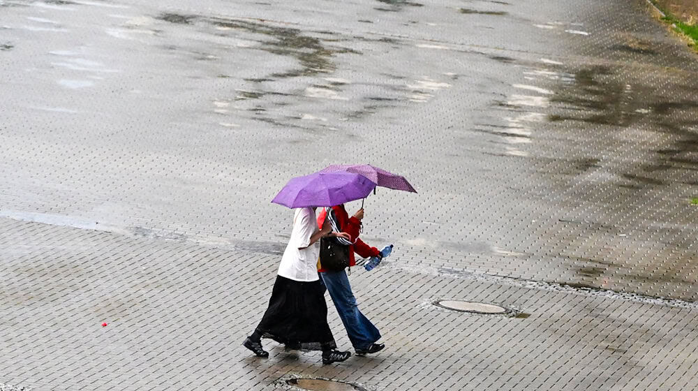 Den Regenschirm sollte man in den nächsten Tagen lieber nicht vergessen. (Symbolbild) / Foto: Jens Kalaene/dpa