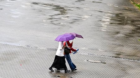 Den Regenschirm sollte man in den nächsten Tagen lieber nicht vergessen. (Symbolbild) / Foto: Jens Kalaene/dpa