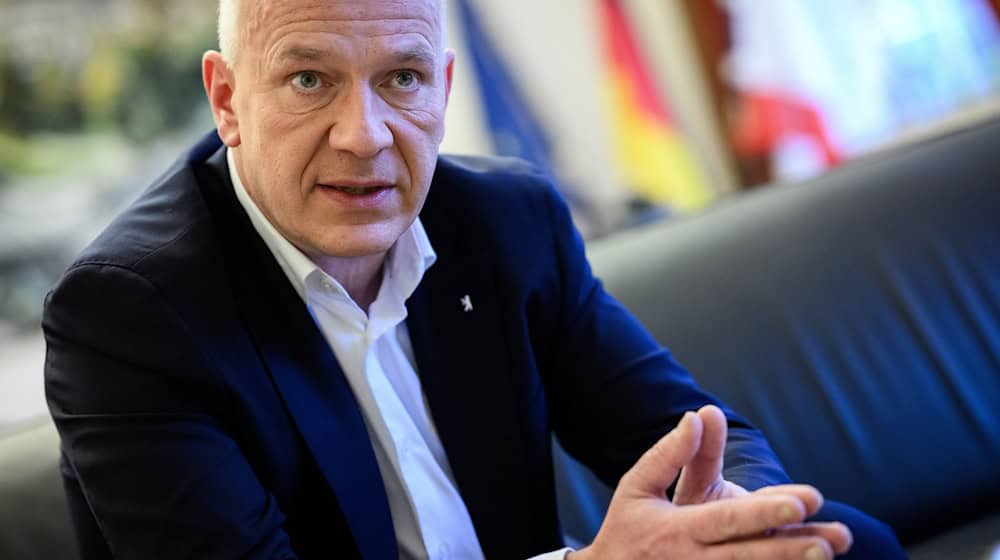 Berlins Regierender Bürgermeister Kai Wegner (CDU) hält ein Bekenntnis zum Existenzrecht Israels bei der Einbürgerung für überlegenswert. (Archivbild) / Foto: Bernd von Jutrczenka/dpa