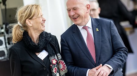 Bundesbildungsministerin Karin Prien und Berlins Regierender Bürgermeister Kai Wegner (beide CDU) betonen die Vielfalt jüdischen Lebens in Deutschland.  / Foto: Fabian Sommer/dpa