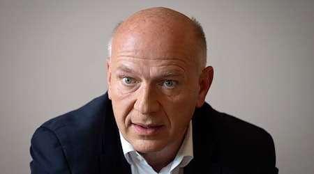Berlins Regierender Bürgermeister Kai Wegner will viele CSD-Wagen besuchen.   / Foto: Soeren Stache/dpa