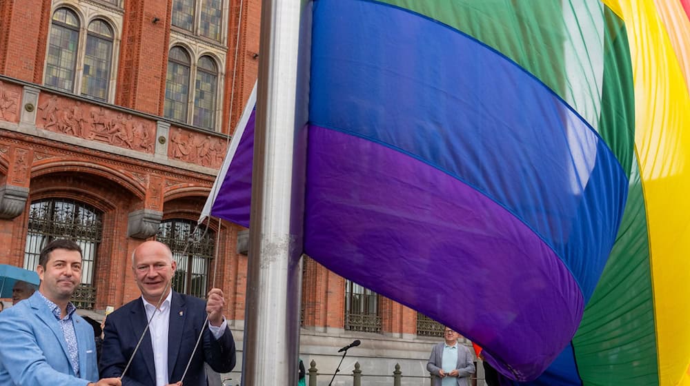 Vor Berlins Rotem Rathaus weht die Regenbogenfahne. / Foto: Soeren Stache/dpa