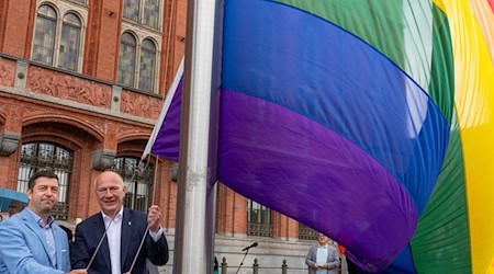 Vor Berlins Rotem Rathaus weht die Regenbogenfahne. / Foto: Soeren Stache/dpa