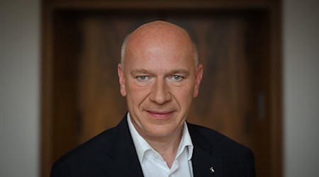 Berlins Regierender Bürgermeister Kai Wegner hat das Smartphone im Urlaub nicht ständig griffbereit.  / Foto: Soeren Stache/dpa
