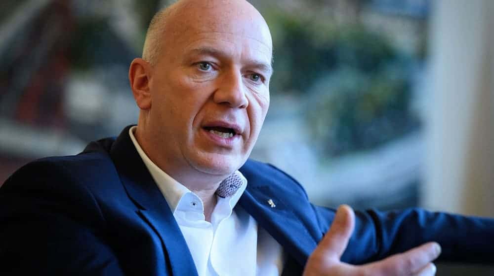 Berlins Regierender Bürgermeister Kai Wegner (CDU) kritisiert in der Diskussion um Besetzung der Stellen am Bundesverfassungsgericht auch die eigene Partei. (Archivbild)  / Foto: Bernd von Jutrczenka/dpa