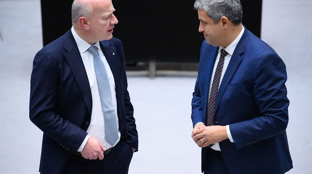 Berlins Regierender Bürgermeister Kai Wegner (CDU) und SPD-Frakionschef Raed Saleh haben beim Thema Vergesellschaftung Gesprächsbedarf. (Archivfoto) / Foto: Bernd von Jutrczenka/dpa