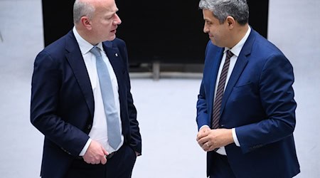 Berlins Regierender Bürgermeister Kai Wegner (CDU) und SPD-Frakionschef Raed Saleh haben beim Thema Vergesellschaftung Gesprächsbedarf. (Archivfoto) / Foto: Bernd von Jutrczenka/dpa