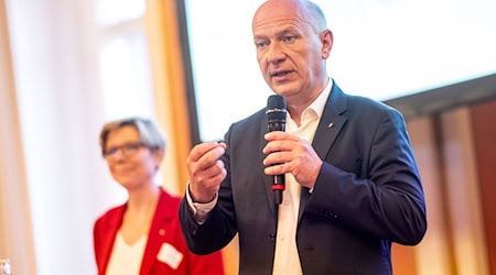 Der Regierende Bürgermeister wirbt bei den Unternehmen um mehr Ausbildungsplätze. (Archivbild) / Foto: Fabian Sommer/dpa