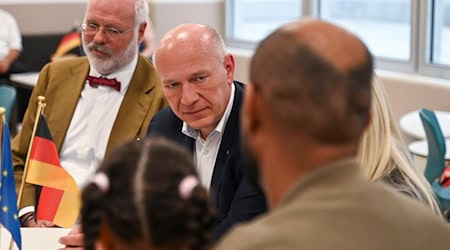 Beim Besuch im Landesamt für Einwanderung traf Wegner auch Menschen, die gerade deutsche Staatsbürger wurden.  / Foto: Katharina Kausche/dpa
