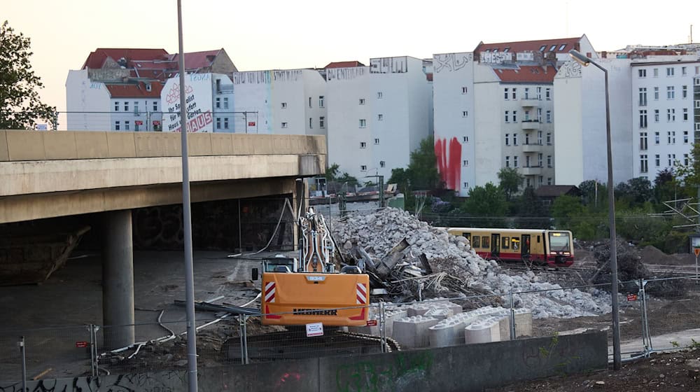 Die marode Westendbrücke wurde im April abgerissen. Sie soll nun an selber Stelle neu gebaut werden. (Archivbild) / Foto: Joerg Carstensen/dpa