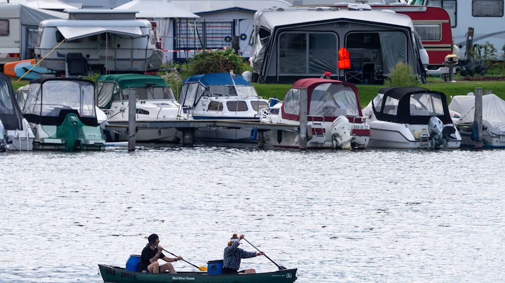 Camping ist in Brandenburg direkt am Wasser möglich - wie hier beispielsweise in Werder an der Havel.  / Foto: Soeren Stache/dpa