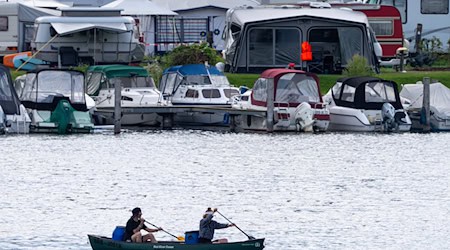 Camping ist in Brandenburg direkt am Wasser möglich - wie hier beispielsweise in Werder an der Havel.  / Foto: Soeren Stache/dpa