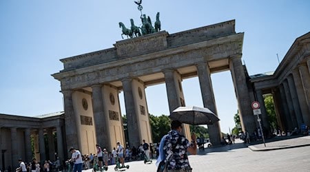 Mutig, wer sich bei der Hitze ans Brandenburger Tor wagte. / Foto: Fabian Sommer/dpa