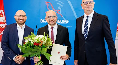 Brandenburgs Ministerpräsident Dietmar Woidke (SPD) hat den bisherigen Geschäftsführer des Landkreistags, Johannes Wagner, zum Innenstaatssekretär ernannt. / Foto: Carsten Koall/dpa