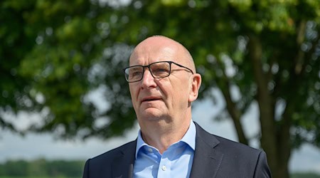Brandenburgs Ministerpräsident Dietmar Woidke (SPD) ist gegen eine Erhöhung des Eintrittsalters für die Rente. (Archivbild) / Foto: Patrick Pleul/dpa